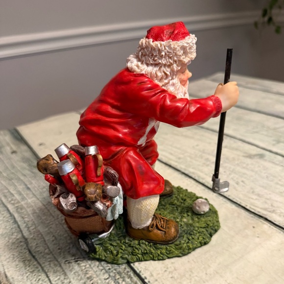 Santa Clause figurine golfer golf lining to putt. - Picture 2 of 7